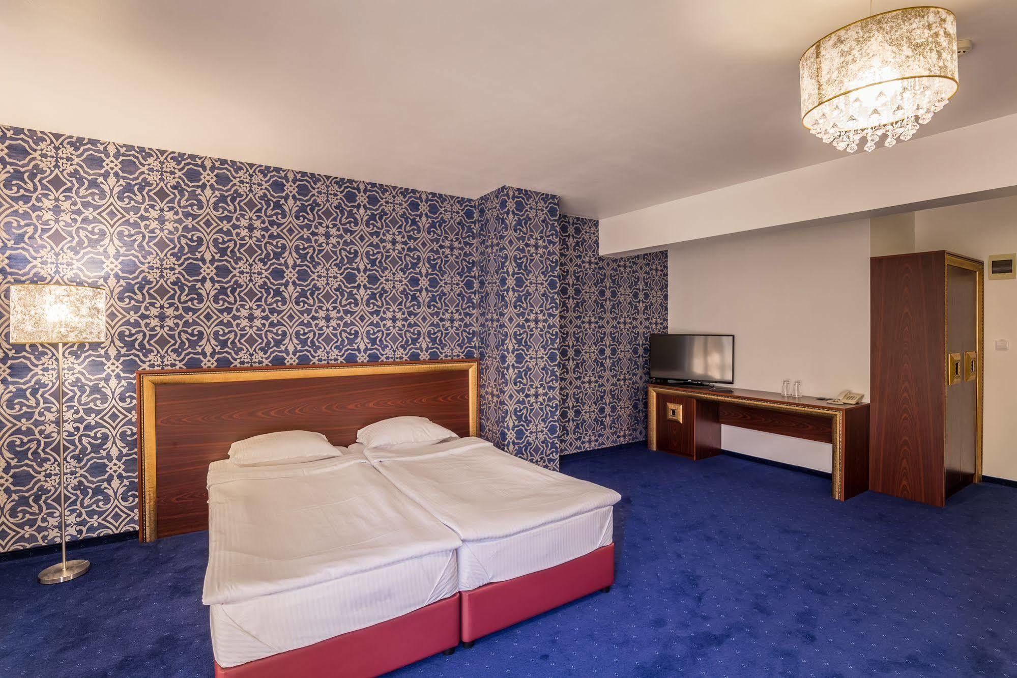 Elegance Hotel